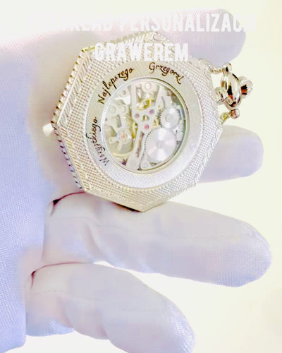 Klassinen hopeanvärinen kahdeksankulmainen mekaaninen taskukello pitsitaululla steampunk-tyyliin