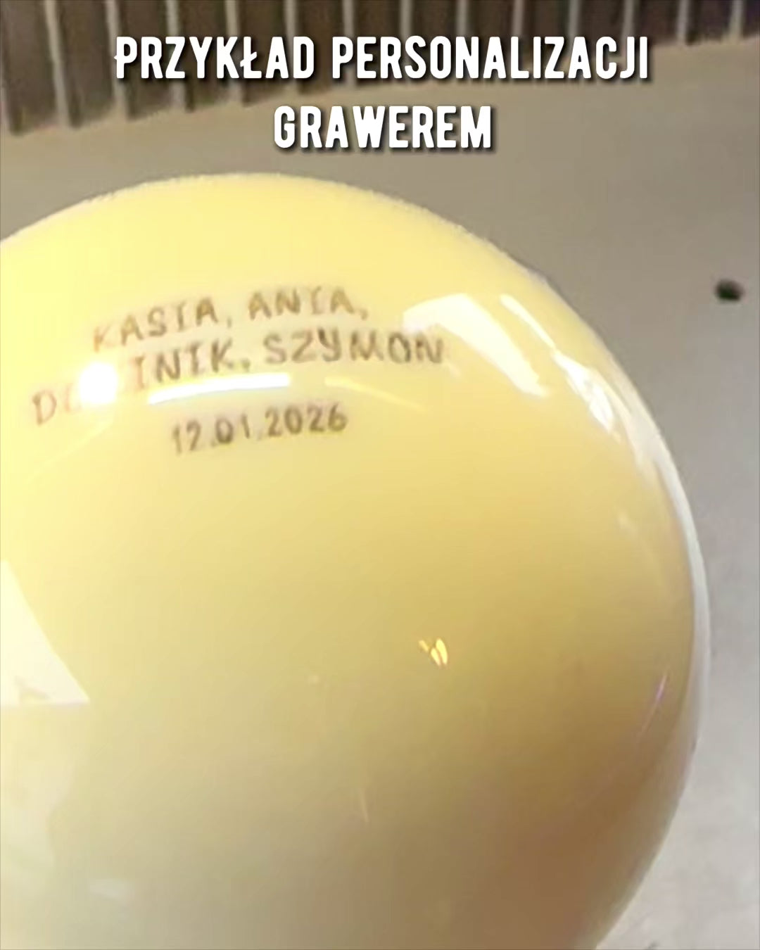 Biljardipallo messinkijalustalla, mahdollisuus personointiin kaiverruksella lahjaksi