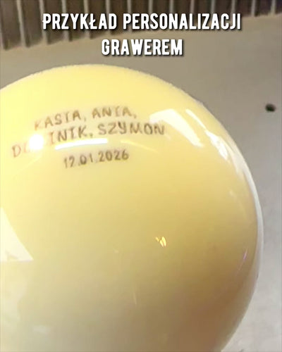 Biljardipallo messinkijalustalla, mahdollisuus personointiin kaiverruksella lahjaksi