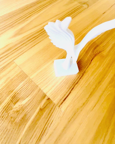 Elegantti Enkelinsiipien Pienoismalli 15 cm korkea – "Siivekkäät Vartijat", mahdollisuus personointiin kaiverruksella lahjaksi, personointi, 2 värivaihtoehtoa