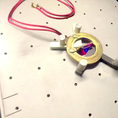 Minikokoinen aurinkokello H90 astronomisilla renkailla, personoitu kaiverrus, täydellinen lahja, viininpunainen ripustin, sinkkialumiini- ja messinkivalmiste, halkaisija 45 mm