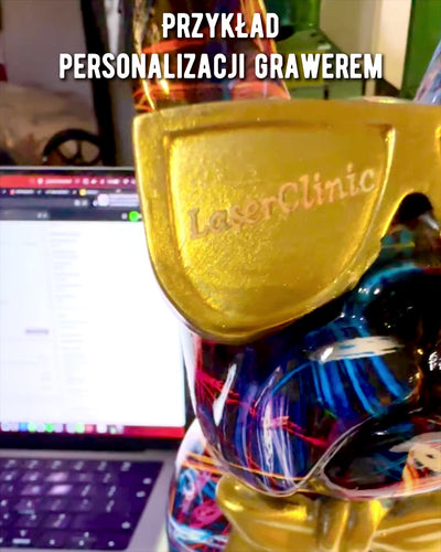 Värikäs Bulldog Aurinkolaseilla - Uniikki Sisustuselementti, koristefiguuri lahjaksi, personointi kaiverruksella