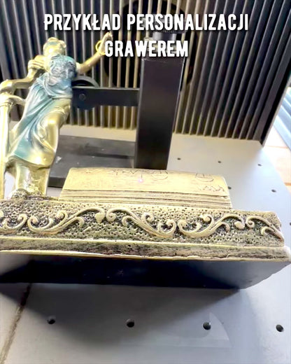 Patsas "Justicia 2" - Oikeuden jumalatar – Taiteellinen koriste hyllylle, hartsikäsityö, personointi kaiverruksella