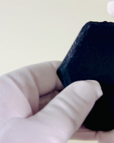 Kahvin tai teen alusta luonnonkivestä personoidulla kaiverruksella – neliö, ympyrä, kuusikulmio, 10 cm