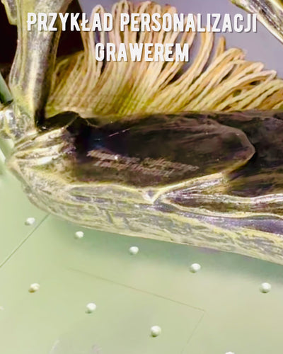 "Laukkaavan Hevosen Pienoispatsas Hartsista Kaiverrusmahdollisuudella"