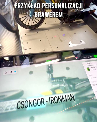 Miniatyyrimalli Triathlonipyörästä "SpeedStorm 1.2" personointi kaiverruksella lahjaksi