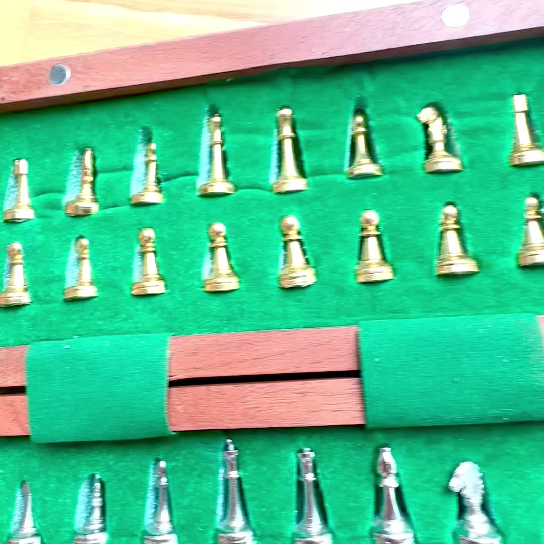 Messinkiset magneettishakkipelit puisessa laatikossa, jossa personoitu kaiverrus