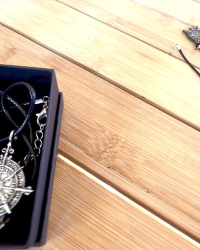 Amuletti Pohjoisen Soturi - Viikinkikompassi, mahdollisuus personointiin kaiverruksella lahjaksi, 2 vaihtoehtoa valittavana