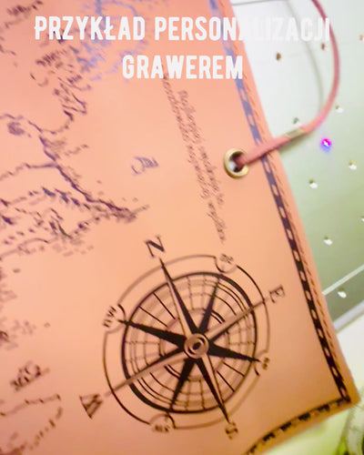 Retro Vaaleanruskea - matta, nahkainen Matkailijan Tyylinen Penaali Maailmankartalla – Käytännöllinen ja Tilava. Personointi kaiverruksella.