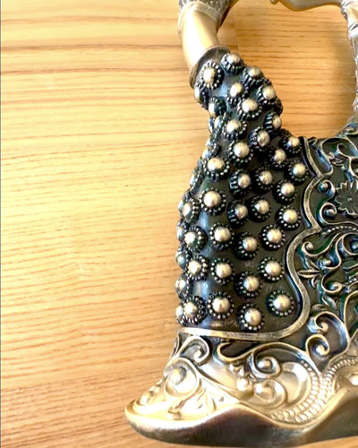 Elegantti veistos "Kultaisen hohteen tanssijatar", 29 cm korkea, kaiverrusmahdollisuudella lahjaksi