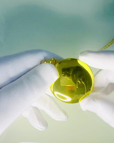 Kaiverruksella varustettu kultainen taskukello