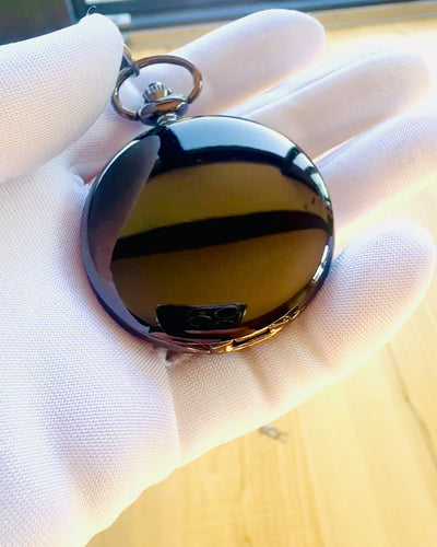 Klassinen taskukello roomalaisilla numeroilla ja ketjulla, kvartsikoneisto, musta kiilto - väri musta