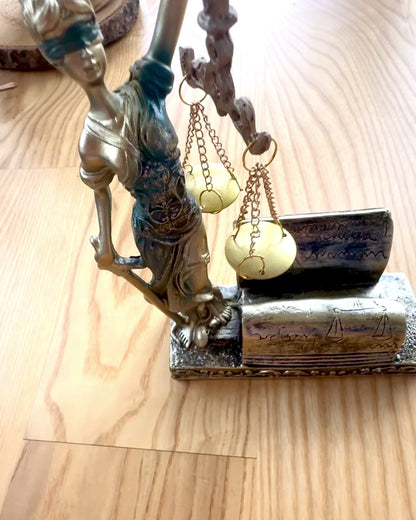 Patsas "Justicia 2" - Oikeuden jumalatar – Taiteellinen koriste hyllylle, hartsikäsityö, personointi kaiverruksella