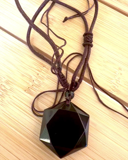 Musta obsidiaani "Daavidin tähti" -amuletit, mahdollisuus personoida kaiverruksella lahjaksi