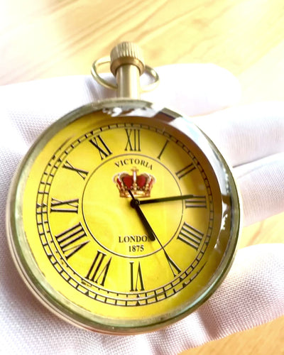 Taskukello "Victoria Crown" – Messinkinen, Käsintehty Intiassa, 5 cm leveä, japanilainen koneisto, mahdollisuus personointiin kaiverruksella lahjaksi