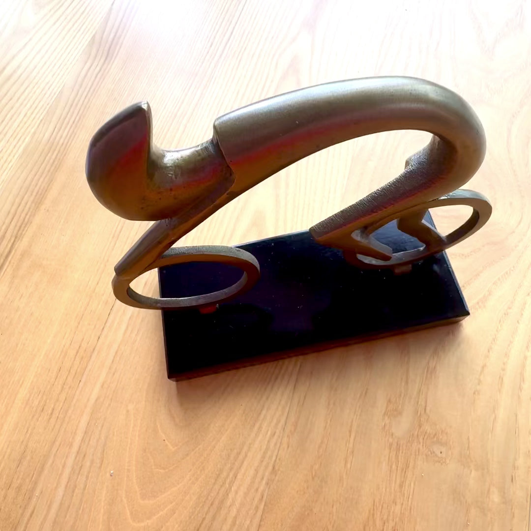 Pyöräilijäfiguuri VB26/9 kaiverruksella - Tyylikäs lahja pyöräilijälle, korkeus 18 cm, messinki ja musta, minimalistinen sisustuselementti