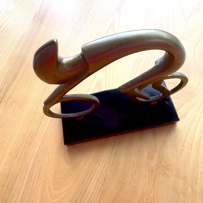 Pyöräilijäfiguuri VB26/9 kaiverruksella - Tyylikäs lahja pyöräilijälle, korkeus 18 cm, messinki ja musta, minimalistinen sisustuselementti