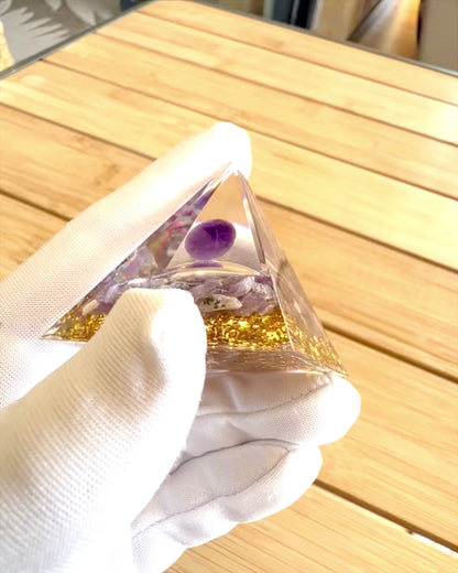 Orgoniittinen "Amethyst Star" energiapyramidi ametistikiteillä
