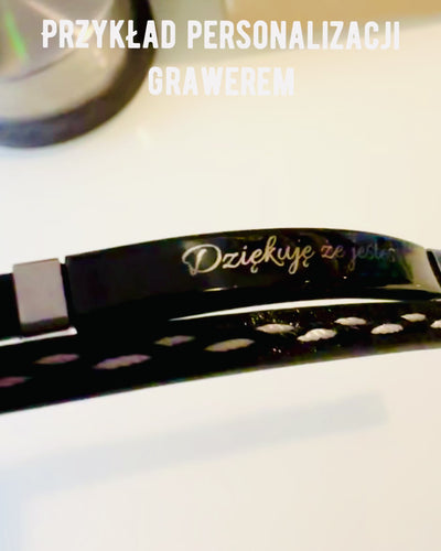 Urheiluranneke PU-nahasta ja ruostumattomasta teräksestä kaiverrusmahdollisuudella – 3 väriä