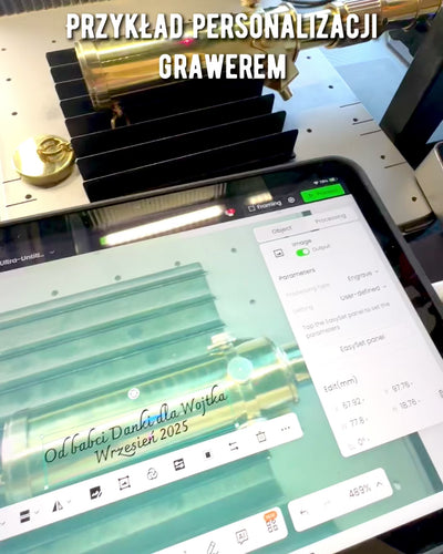 Taivaallinen linssi puisella jalustalla 41 cm, mahdollisuus personointiin kaiverruksella lahjaksi