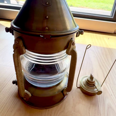 34 cm metallinen retro purjehduslamppu, jossa mahdollisuus personointiin kaiverruksella vanhennetun messingin värisenä