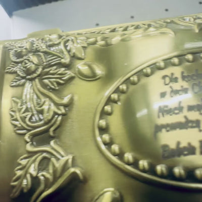 Kultainen metallinen korurasia 21-20L, mahdollisuus personointiin kaiverruksella