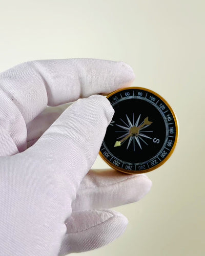 Kompakti Navigointikompassi Metalliviimeistelyllä – Jokaisen Matkailijan Välttämättömyys, kaiverruksella