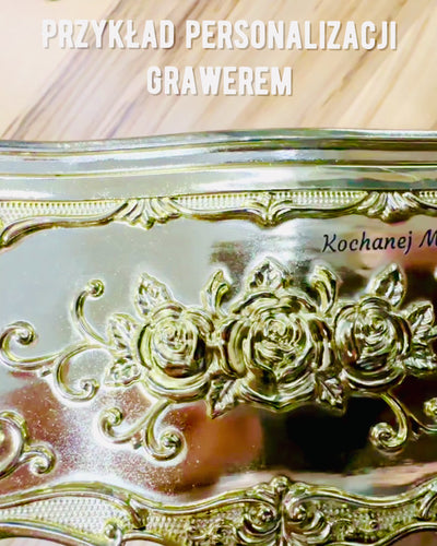 Tyylikäs nenäliinaboksi kohokuvioiduilla kukilla - lautasliinateline