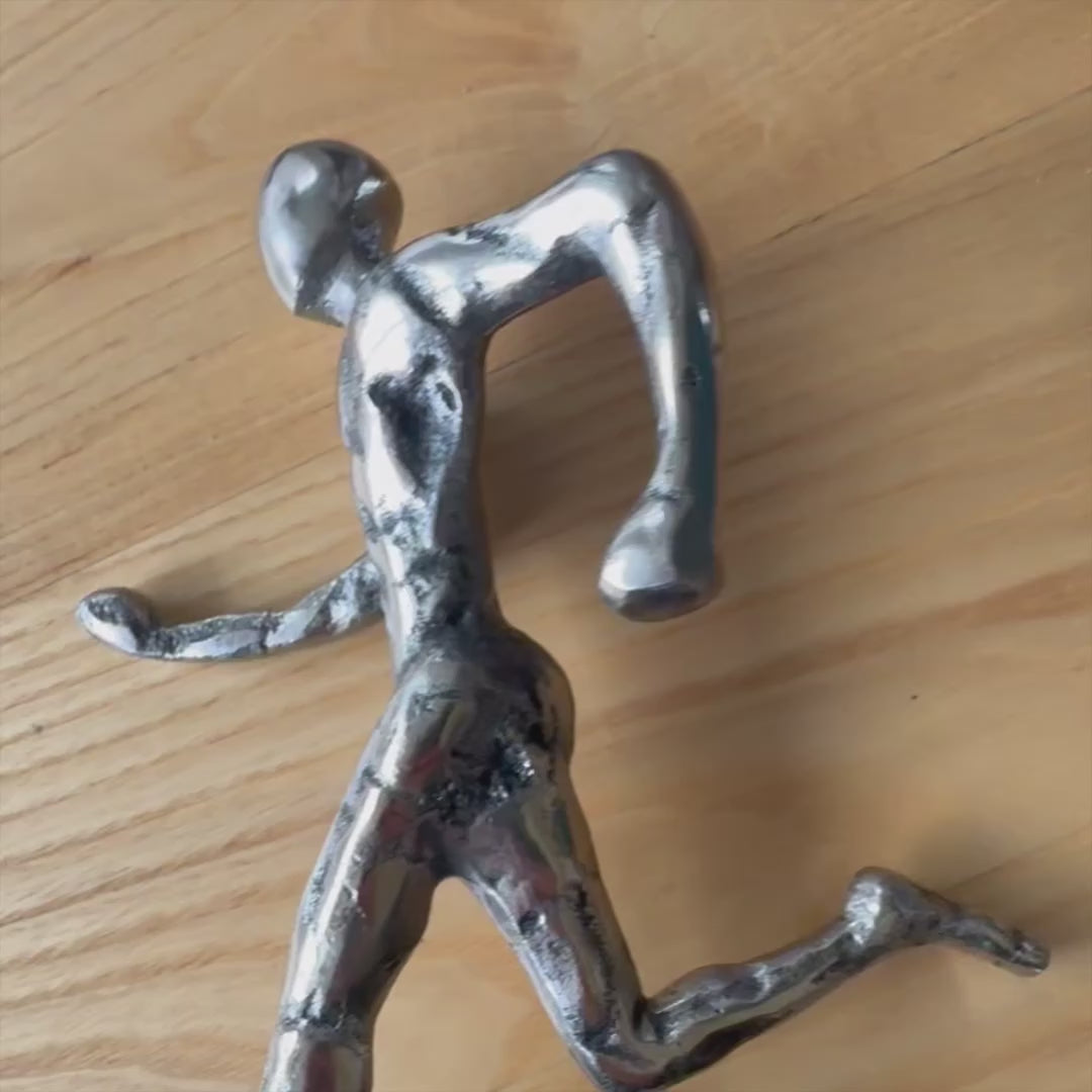 Metallinen juoksijafiguuri-palkinto kaiverruksella