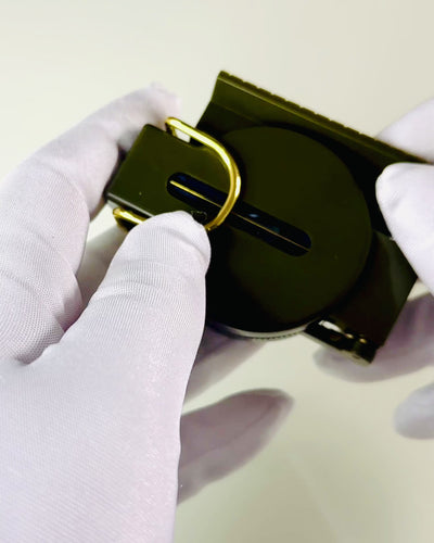 Korkean tarkkuuden vedenpitävä kompassi armeijan vihreässä värissä – Luotettava suunnistuksessa, kaiverrusmahdollisuus