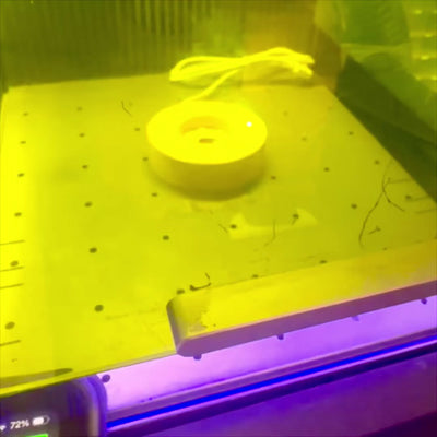 Lasinen 3D-kuutio Kuu kaiverruksella