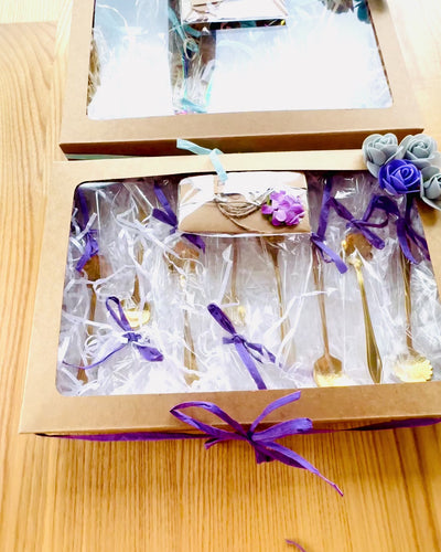 "Kwiatowa Rapsodia" -lusikkasetti - personointi kaiverruksella lahjaksi, 2 vaihtoehtoa valittavana