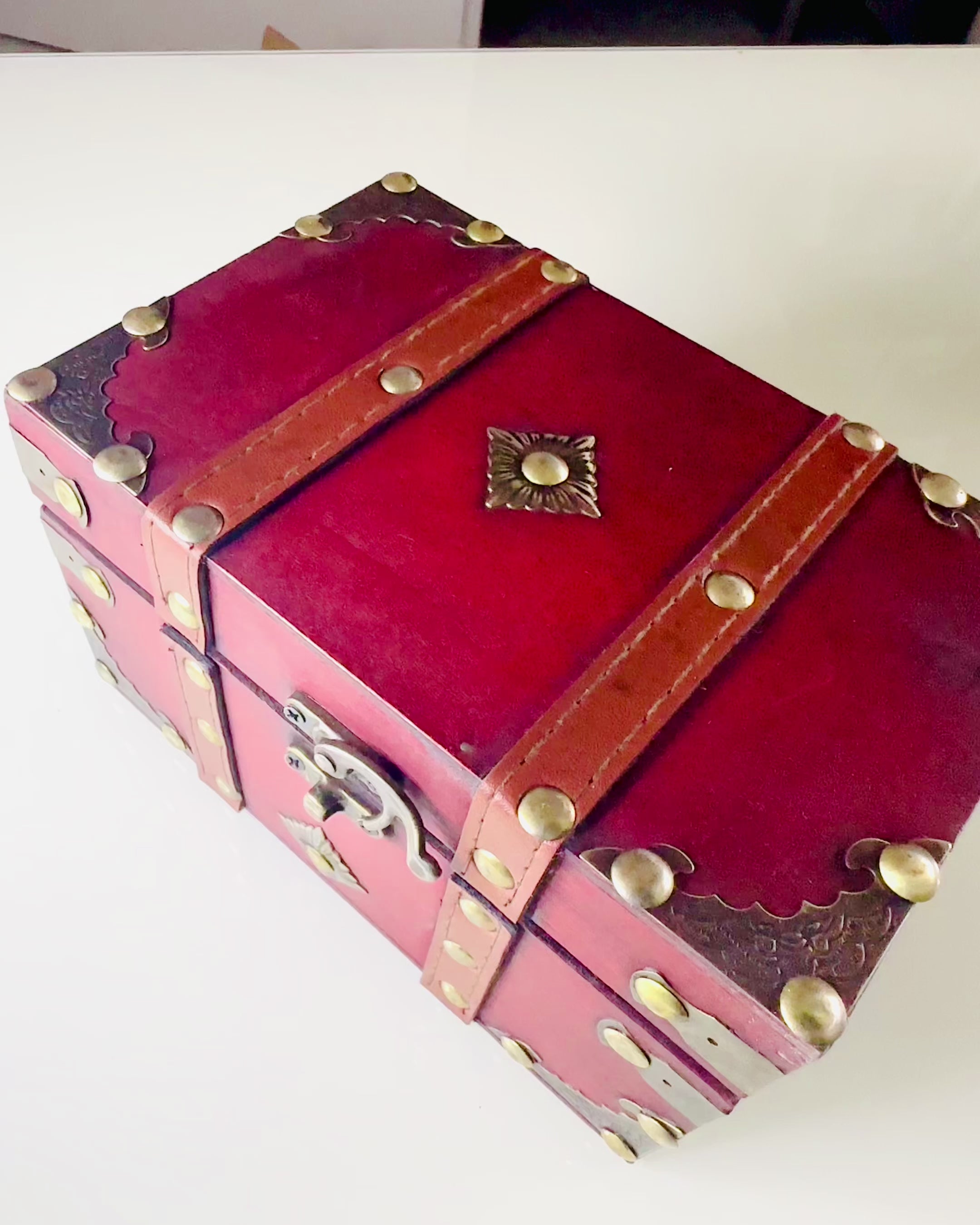 Puiset laatikko 'Pirate's Treasure Chest' – Vintage koru- ja pikkutavaroiden laatikko
