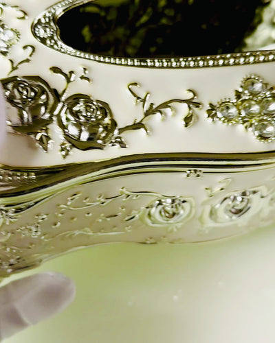 Kudelaatikko Kohokuvioidulla Ruusukuviolla - Tyylikäs Lisä Sisustukseen, valkoinen