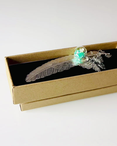 Luova Retrotyylinen Kirjanmerkki Höyhen- ja Perhosaiheella – Tyylikäs Lahja äidille, opettajalle, Mainoslahja, Hopea/vaaleanpunainen Väri