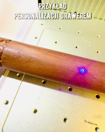 Kävelykeppi 'Wolf' - Intialaista mangopuuta kaiverrusmahdollisuudella, ruskea kaiverretulla kuviolla