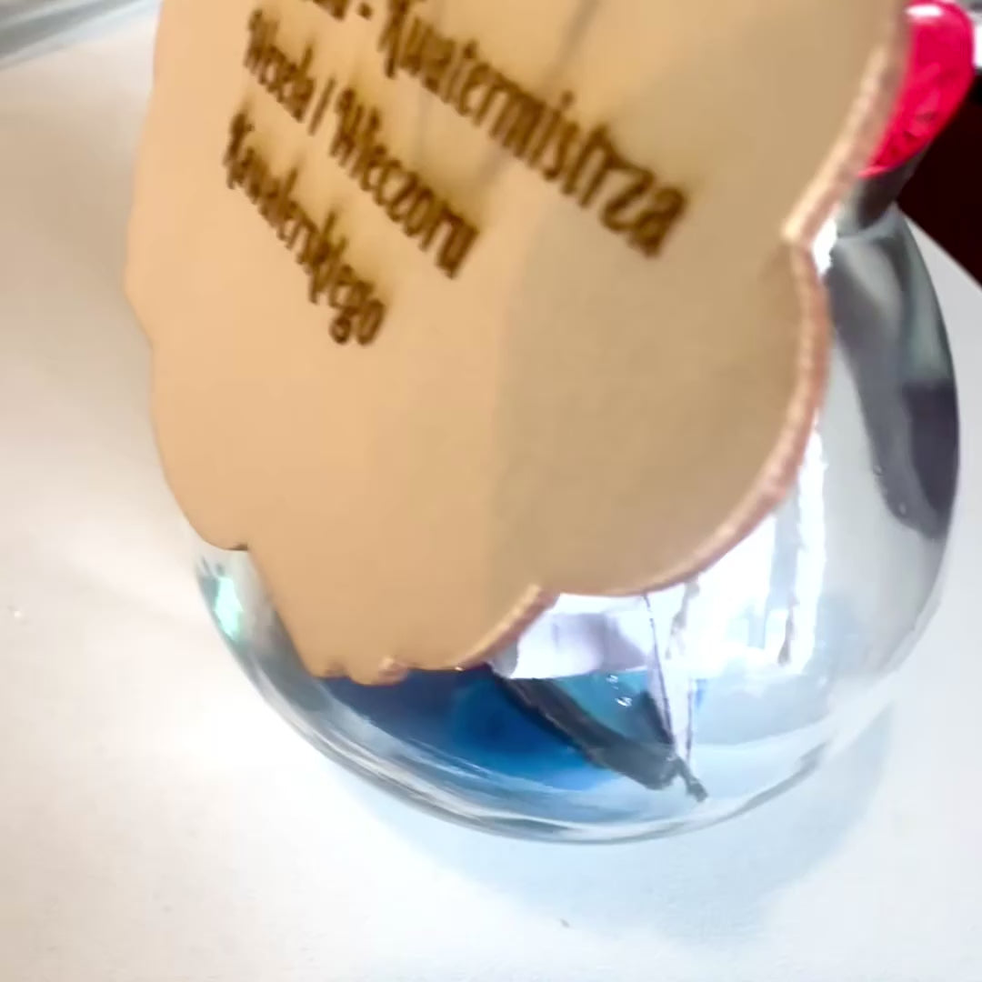 Minipurjelaiva pullossa, jossa mahdollisuus personointiin kaiverruksella – klassinen merihenkinen koriste lahjaksi, 10 x 10 x 11 cm