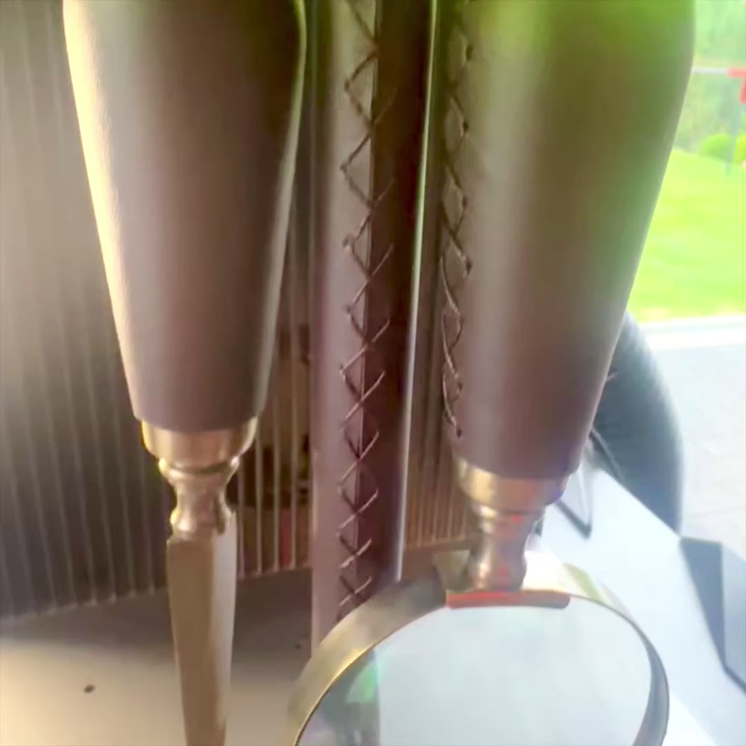 Elegantti messinki- ja nahkainen toimistokokonaisuus