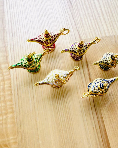 Pieni 4 cm Taianomainen Aladdinin Lamppu, avaimenperä, 6 värivaihtoehtoa - Lumotut Muistot, personointi kaiverruksella