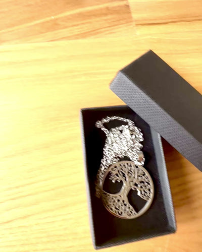 Ruostumattomasta teräksestä valmistettu "Elämän Puu" -kaulakoru - personointi kaiverruksella, 2 värivaihtoehtoa