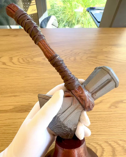 Storm Relic – koristevasara jalustalla, 26 cm, käsintehty, mahdollisuus personointiin kaiverruksella lahjaksi