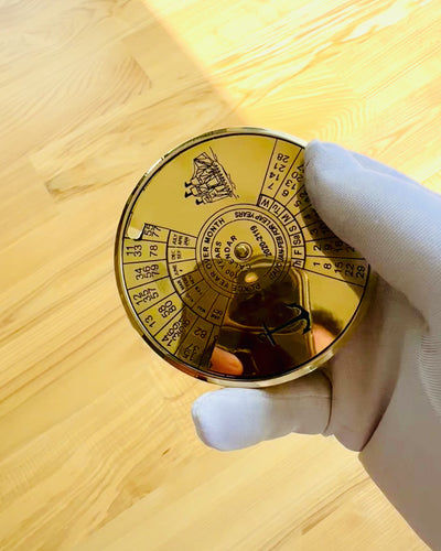 Ikuisuuden Kalendarium Meripurje – Messinkinen 100-vuotiskalenteri - mahdollinen kaiverrus lahjaksi