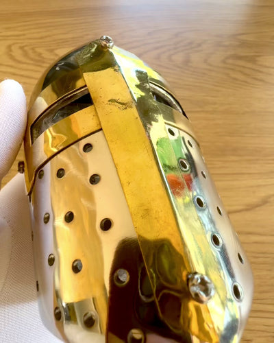 Miniatyyri ritari­kypärä ”Guardian” messinkiä – käsintehty, 12 cm, kaiverruksella personoitava lahja