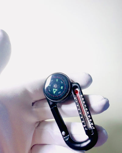 Karabiinikompassi lämpömittarilla, avaimenperä - kaiverrusmahdollisuus