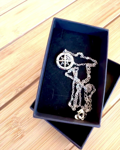 Hopeakaulakoru pienellä symbolilla - "Matkustajan" kompassi, mahdollisuus personointiin kaiverruksella lahjaksi
