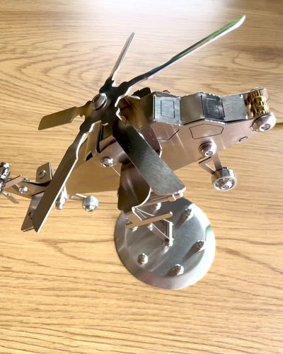 Metallimalli Helikopteri „SkyRider” – Säädettävä Pöytäteline personoidulla kaiverruksella lahjaksi