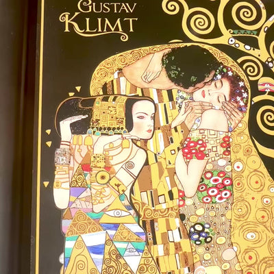 G. Klimti „Kollaažiga” sülearvutialus (CARMANI), isikupärastatava graveeringuga, ideaalne kingitus, mõõtmed 30.5x40.5cm, stiilne ja mugav sülearvuti kasutamiseks süles