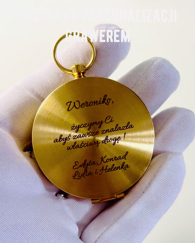 Retrotyylinen navigointikompassi – Kannettava ja tarkka suunnanmääritysinstrumentti matkailijoille ja löytöretkeilijöille. Kaiverrus, personointi.