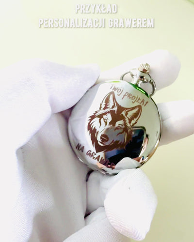 Taskukokoinen Retrotyylinen Hopeanvärinen Kompassi Pitsikuvioinnilla – Tyylikäs ja Käytännöllinen. Kaiverrus