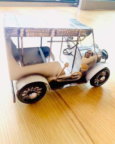 Klassinen Retro-auton malli - kolme vaihtoehtoa kaiverrusmahdollisuudella lahjaksi